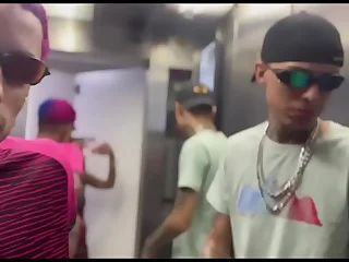 Fã do brinquedo realiza sonho de transar com ele e com namorado corninho junto